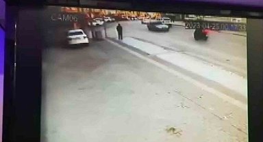 Biri ters şeride girdi, diğeri vurup kaçtı... Hayrete düşüren kaza kamerada