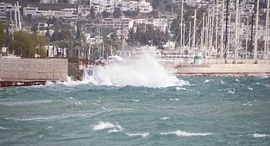 Bodrum'da fırtına balıkçı teknesini batırdı