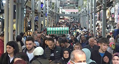 Bursa tarihi Uzun Çarşı'da bayram yoğunluğu