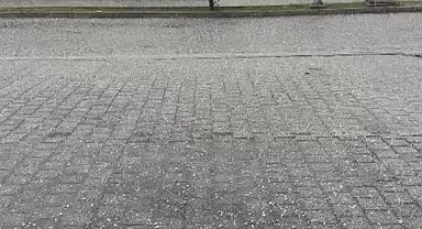 Bursa'da aniden bastıran dolu ve sağanak yağış hayatı felç etti