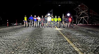 Bursa'da bisiklet tutkunları iftar sonrası Uludağ'a pedal çevirdi