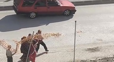 Bursa'da çocukların kavgasına büyükler dahil oldu, kavga anı kamerada