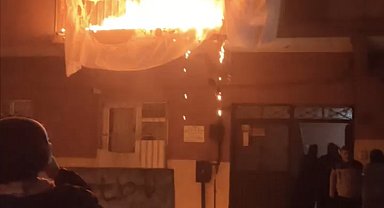 Bursa'da evin balkonunda çıkan yangın, büyüyerek tüm binayı böyle sardı