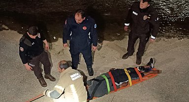 Bursa'da hırsızlık suçundan aranan şahıs, bekçilerden kaçarken dereye atladı