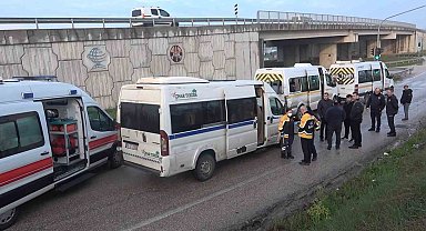 Bursa'da işçileri taşıyan 3 servis aracı çarpıştı : 15 kişi yaralandı