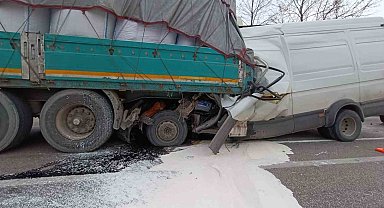 Bursa'da kamyonet tıra çarptı: 2 ölü