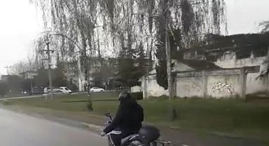 Bursa'da motosiklet ile canını hiçe sayarak merdiven taşıdı