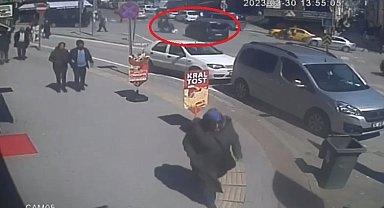 Bursa'da motosiklet ile panelvan aracın çarpışma anı kamerada
