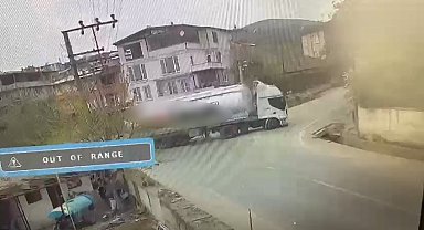 Bursa'da tırın devrilme anı kameralarda