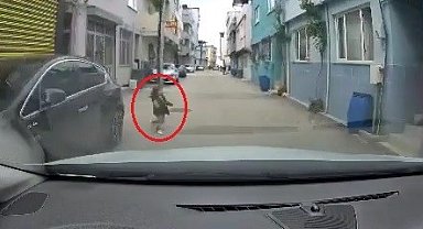 Bursa'da yola atlayan çocuk, aracın altında kalmaktan son anda kurtuldu