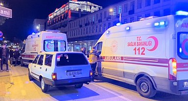 Bursa'da yolun karşısına geçen aileye otomobilin çarptığı anlar kamerada