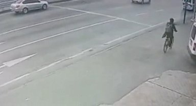 Bursa'da yolun karşısına geçen bisikletli adama otomobil böyle çarptı