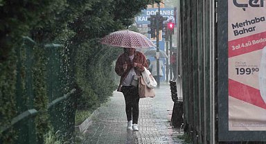 Bursalılar sağanak yağışa yakalandı