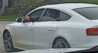 Camdan ayağını çıkaran sürücü "bu kadarına da pes" dedirtti