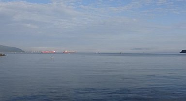 Çanakkale Boğazı sisin etkisini kaybetmesi ile transit gemi geçişlerine açıldı