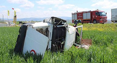 Çanakkale'de araç tarlaya uçtu; 3 kişi yaralandı