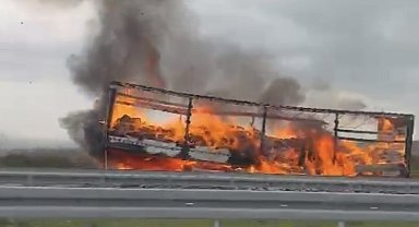 Çanakkale'de seyir halindeki tırın dorsesinde yangın çıktı