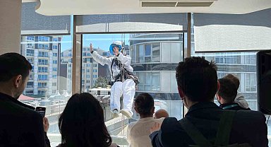 Çatıdan inen film kahramanlarından hasta çocuklara sürpriz