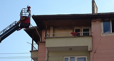 Çatısını Alevlerin Kapladığı Binada Korku Dolu Anlar Yaşandı   