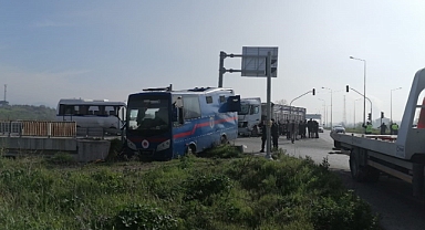 Cezaevi nakil aracı tırla çarpıştı: 6'sı asker 9 yaralı