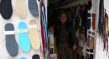 Çöpe Atılan Ayakkabıları Tamir Edip İhtiyaç Sahiplerine Veriyor