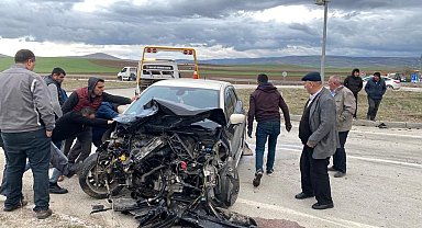 Çubuk'ta feci kaza: Kavşakta iki araç çarpıştı, 7 kişi yaralandı