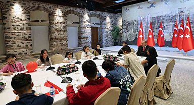 Cumhurbaşkanı Erdoğan Dolmabahçe Ofisi'nde depremzede çocukları kabul etti