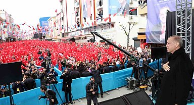 Cumhurbaşkanı Erdoğan: "Kıbleyi bilmeyenler tabii ki seccadeye ayakkabıyla basar. Bunlara asıl kıblenin neresi olduğunu 14 Mayıs'ta siz bildireceksiniz"