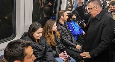 Cumhurbaşkanı Yardımcısı Oktay, Ankara metrosunda vatandaşlarla sohbet etti