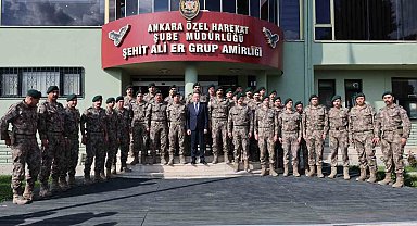 Cumhurbaşkanı Yardımcısı Oktay, özel harekat polisleriyle bayramlaştı