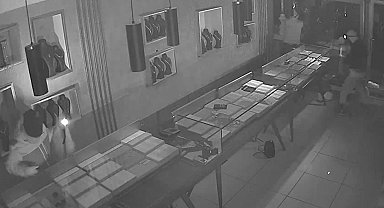 Cumhuriyet Mahallesi Şehitler Caddesi'nde kuyumcudan 4 kilo altın çalındı