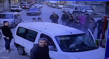 Dalgın sürücü hafif ticari aracıyla markete böyle daldı