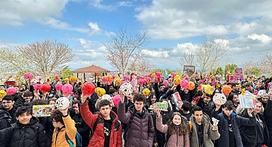 Deprem bölgesindeki öğrencilere bayram hediyesi