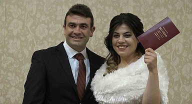 Depremzede çift, çifte bayram yaşıyor