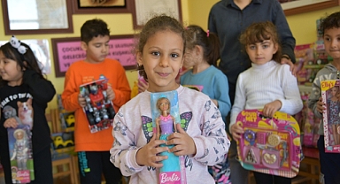 Depremzede Çocuklara Bayram Hediyesi Anaokulu Öğrencilerinden   