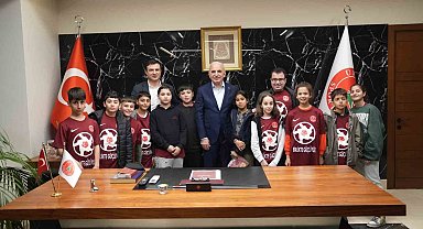 Depremzede çocuklara Ümraniyespor imzalı forma hediyesi