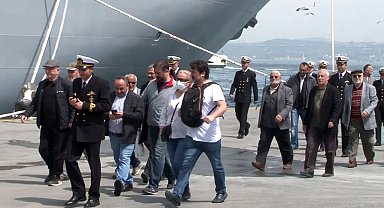 Dünyanın ilk SİHA gemisi TCG Anadolu vatandaşların akınına uğradı