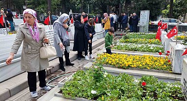 Edirnekapı Şehitliği'nde buruk bayram