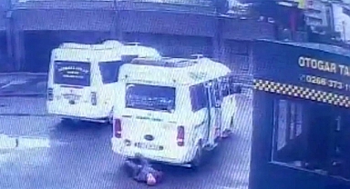 Edremit'te Minibüsün Altında Kalan Adamın Kaza Anı Kamerada   