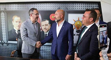 Emekli olan itfaiyeciye AK Parti rozetini Bakan Kasapoğlu taktı