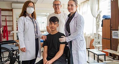 Enkazdan Kurtarılan Mustafa, İlk Adımlarını İzmir'de Attı