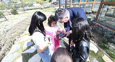 Ertuğrul Başkan, bayram sevincini vatandaşlarla paylaşıyor