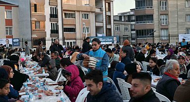 Esenyurt Belediye Başkanı Kemal Deniz Bozkurt iftar sofrasında vatandaşlarla bir araya geldi
