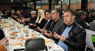 Esenyurt Belediye Başkanı Kemal Deniz Bozkurt, iftarda vatandaşlarla bir araya geldi