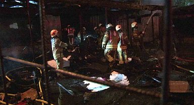 Esenyurt'ta ikinci el eşya dükkanı alev alev yandı: Alevler yan tarafındaki binaya sıçradı