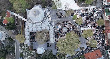 Eyüp Sultan Camii'nde bayram coşkusu böyle görüntülendi