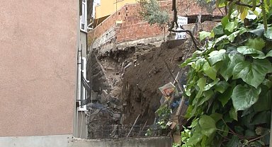 Eyüpsultan'da bir binanın istinat duvarı çöktü: Risk altındaki binalar tahliye edildi