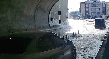 Eyüpsultan'da İSKİ borusu patladı: Tramvay suya gömüldü