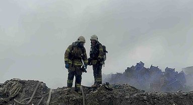 Eyüpsultan'da plastik kasaların istiflendiği arazide yangın