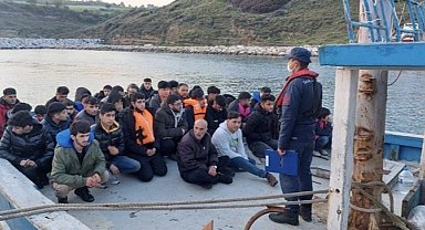 Ezine açıklarında 81 kaçak göçmen ile 3 göçmen kaçakçılığı şüphelisi yakalandı